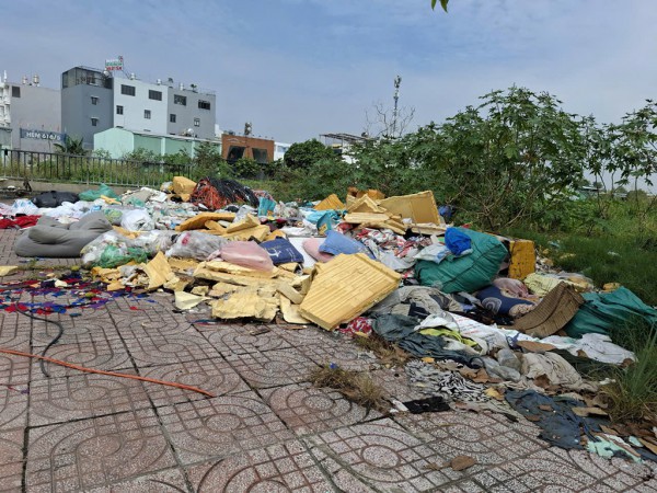 Rác tràn xuống lòng kênh gây ô nhiễm