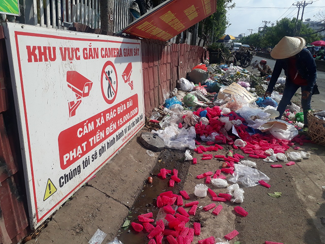 TP. HCM: Báo động ô nhiễm từ rác thải tại Chợ đầu mối Hóc Môn