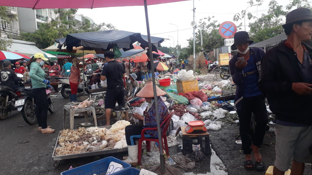 TP. HCM: Báo động ô nhiễm từ rác thải tại Chợ đầu mối Hóc Môn