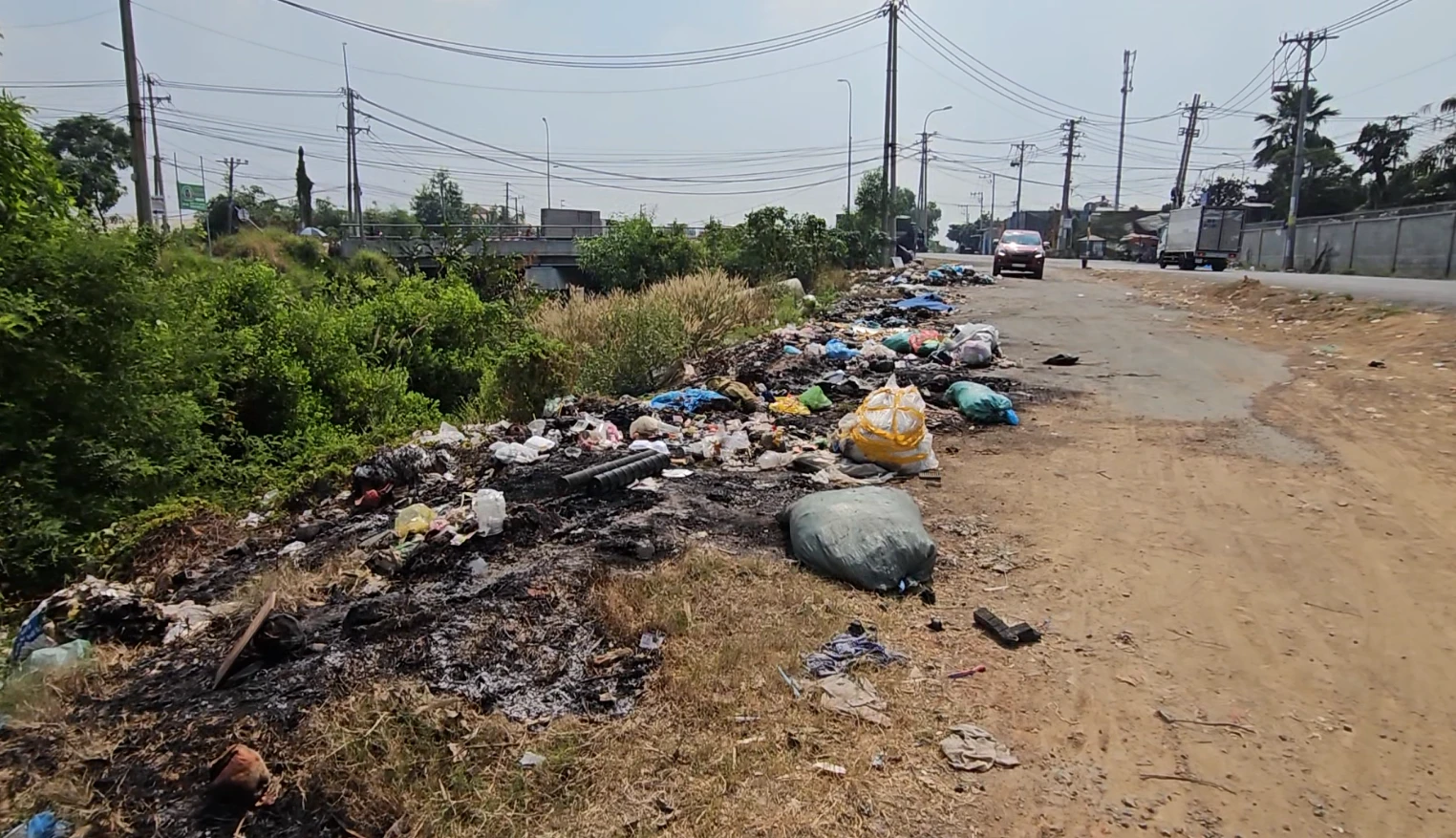 TP.HCM: Công an truy tìm xe tải đổ trộm rác thải trên đường Trần Hải Phụng
