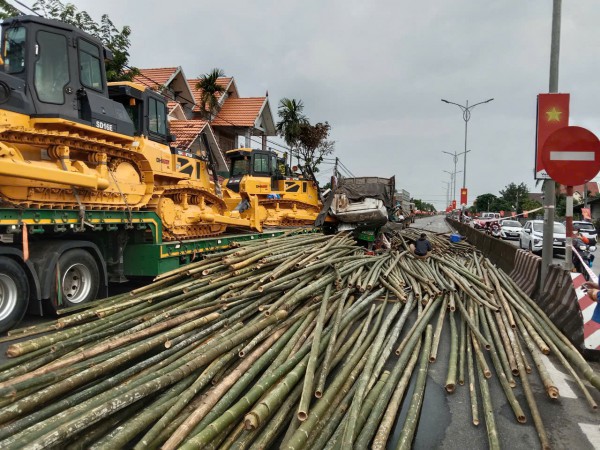 Tai nạn chết người, hàng trăm cây tre đổ trên quốc lộ 1