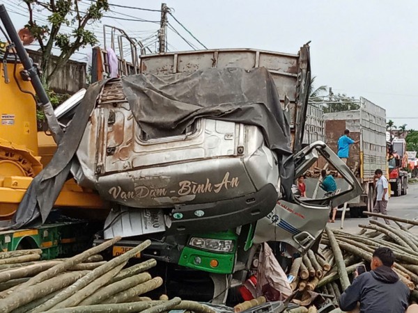 Tai nạn chết người, hàng trăm cây tre đổ trên quốc lộ 1