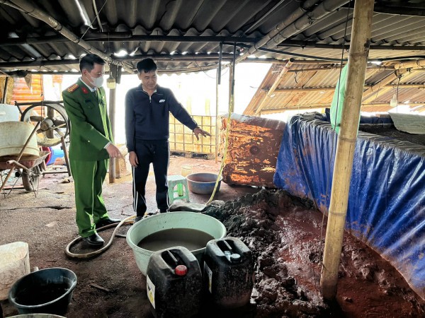 Tạm giữ 3 chủ xưởng phân kim xả 7 tấn chất thải nguy hại ra môi trường