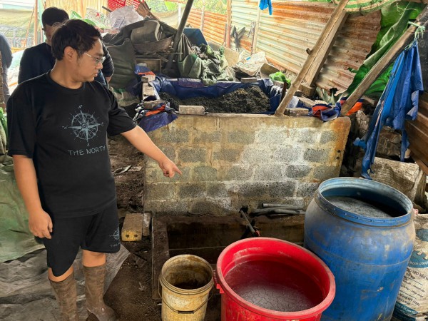 Tạm giữ 3 chủ xưởng phân kim xả 7 tấn chất thải nguy hại ra môi trường