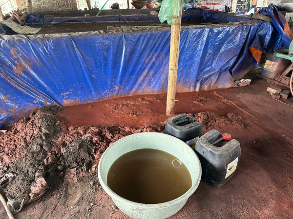 Tạm giữ 3 chủ xưởng phân kim xả 7 tấn chất thải nguy hại ra môi trường