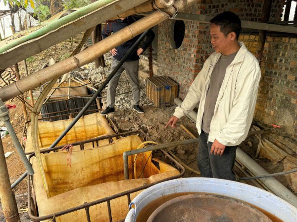 Tạm giữ 3 chủ xưởng phân kim xả 7 tấn chất thải nguy hại ra môi trường