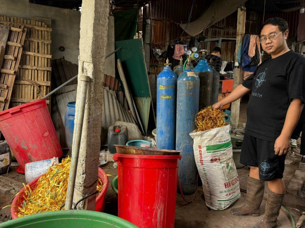 Tạm giữ 3 chủ xưởng phân kim xả 7 tấn chất thải nguy hại ra môi trường