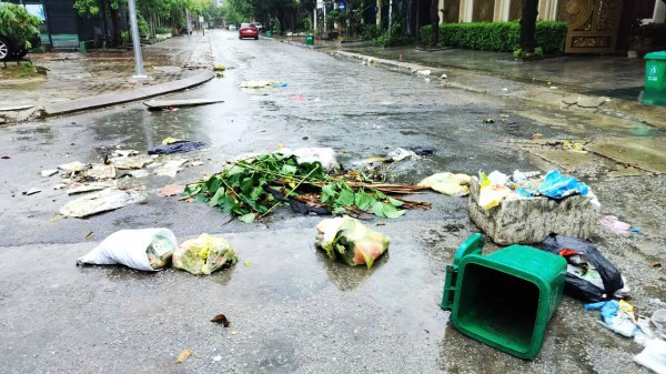 Thanh Hóa: Rác ngập đường phố sau mưa lớn