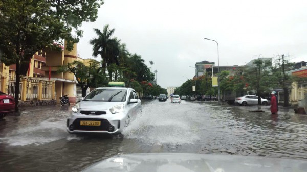 Thanh Hóa: Rác ngập đường phố sau mưa lớn