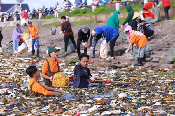 Tiền Giang: Nhóm bạn trẻ Khát Vọng Xanh chung tay làm sạch đê biển Tân