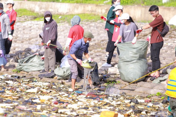 Tiền Giang: Nhóm bạn trẻ Khát Vọng Xanh chung tay làm sạch đê biển Tân