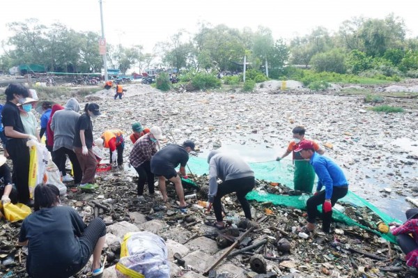 Tiền Giang: Nhóm bạn trẻ Khát Vọng Xanh chung tay làm sạch đê biển Tân