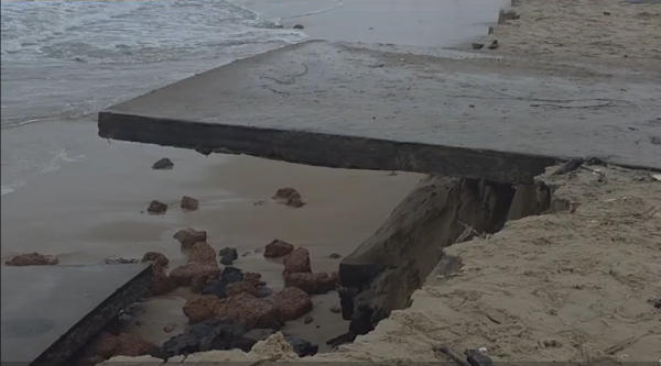 Triều cường dâng cao, bờ biển Mỹ Thủy sạt lở nghiêm trọng