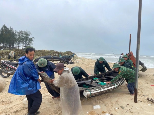 Triều cường dâng cao, bờ biển Mỹ Thủy sạt lở nghiêm trọng