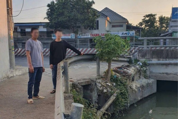 Xử lý cơ sở giết mổ gia cầm vứt lông gà xuống sông gây ô nhiễm