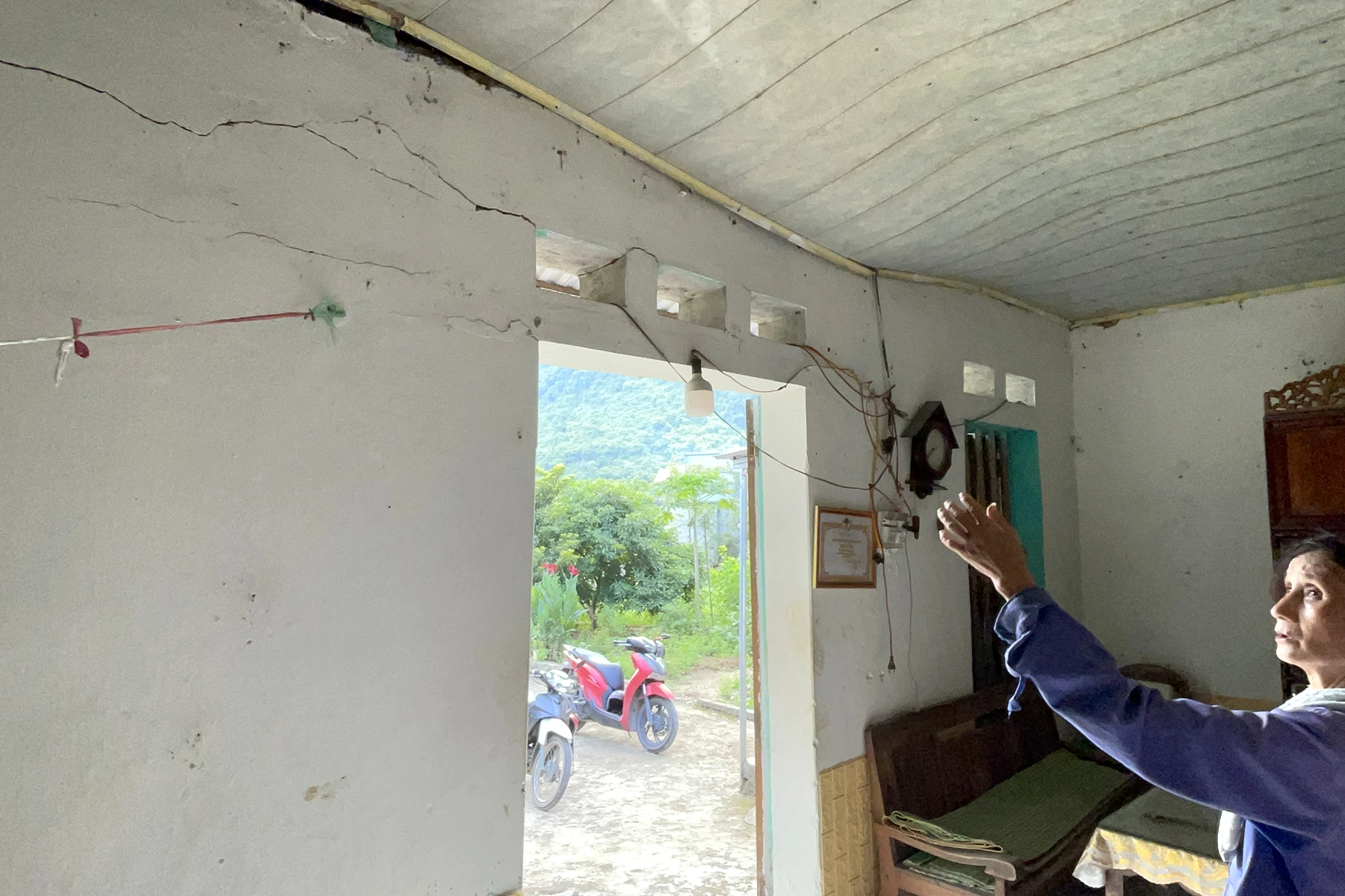 ”Ác mộng” của người dân gần khu nổ mìn khai thác đá: Trong nhà như động đất