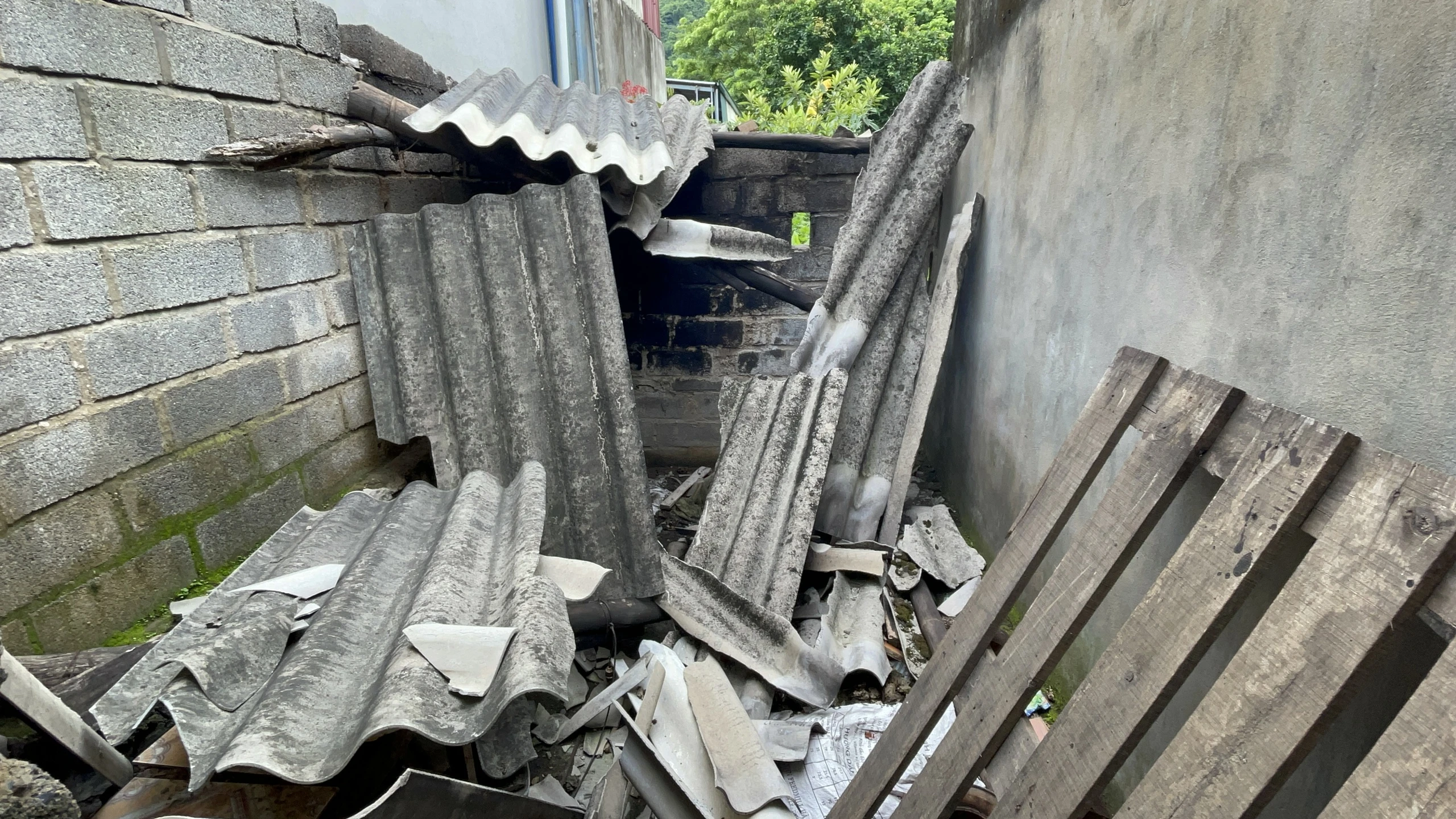 ”Ác mộng” của người dân gần khu nổ mìn khai thác đá: Trong nhà như động đất