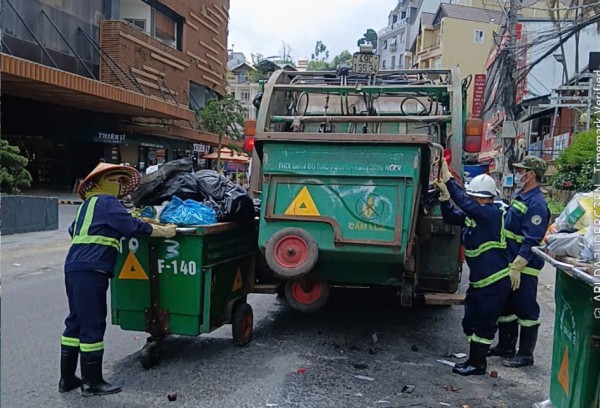 Đà Lạt gấp rút huy động 200 công nhân xử lý rác ùn ứ