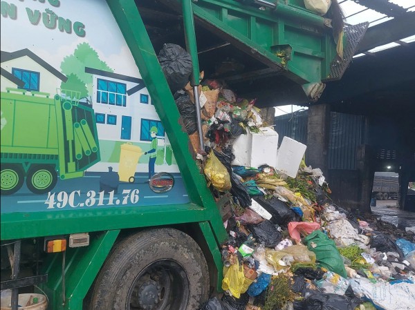 Đà Lạt gấp rút huy động 200 công nhân xử lý rác ùn ứ