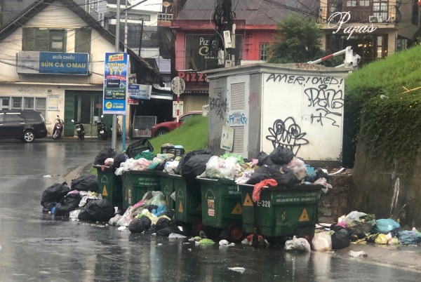 Đà Lạt gấp rút huy động 200 công nhân xử lý rác ùn ứ