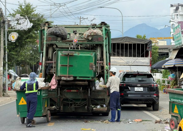 Đà Lạt gấp rút huy động 200 công nhân xử lý rác ùn ứ