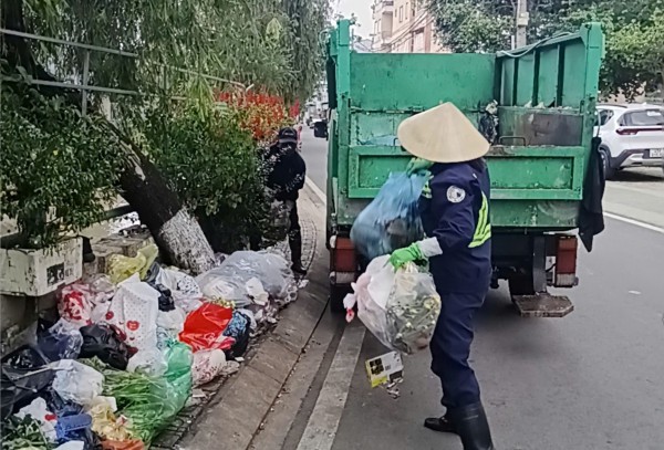 Đà Lạt gấp rút huy động 200 công nhân xử lý rác ùn ứ