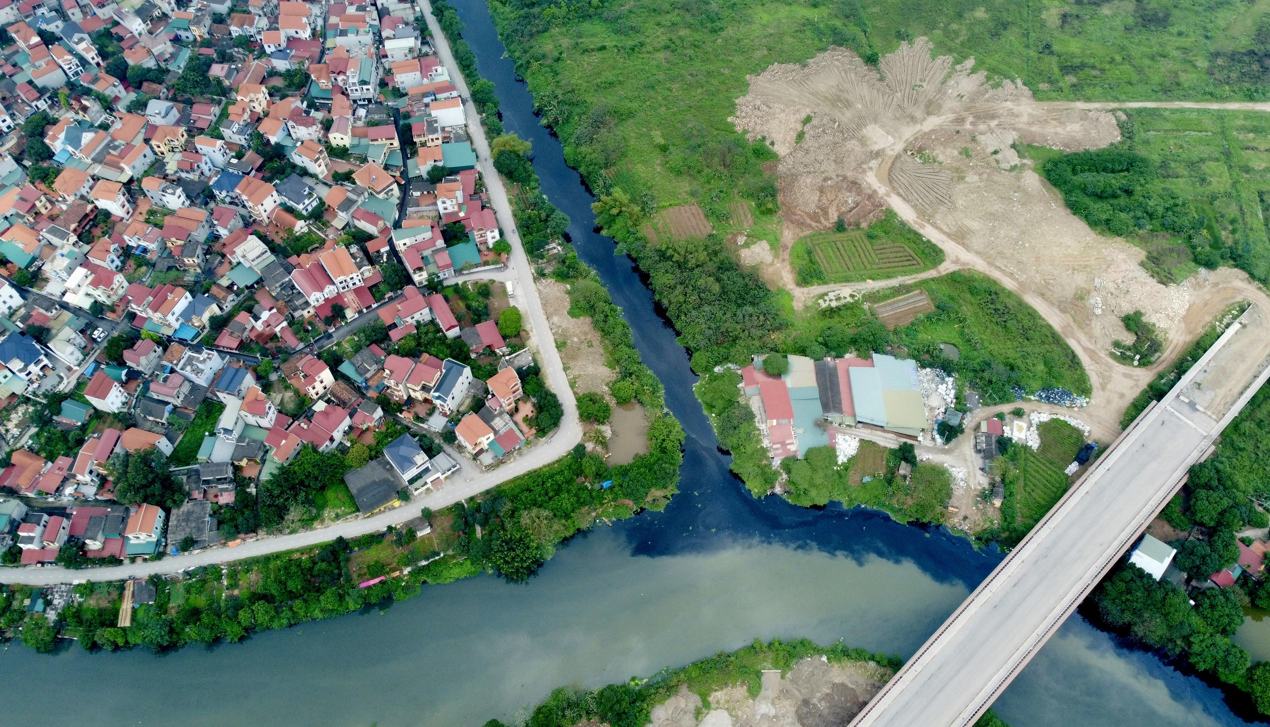 ”Đầu độc” sông Bắc Hưng Hải, 155 trường hợp bị xử phạt hơn 6,7 tỉ đồng