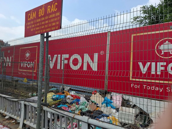 Đổ rác tràn lan dưới biển cấm