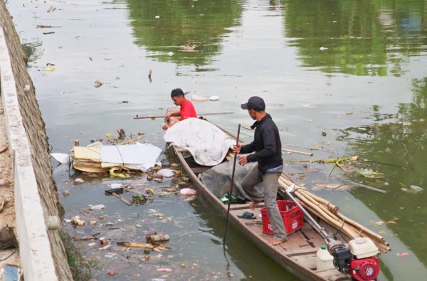 Đổ vỏ chai xuống sông ở Huế, bị lập biên bản và buộc trục vớt