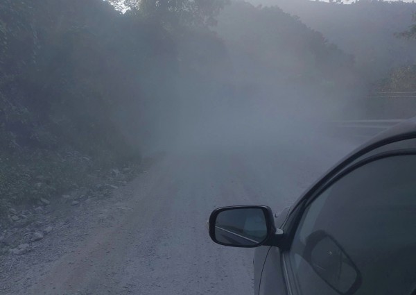 Đường Hồ Chí Minh mù mịt bụi thi công, tài xế 