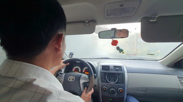 Đường Hồ Chí Minh mù mịt bụi thi công, tài xế 