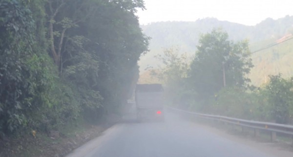 Đường Hồ Chí Minh mù mịt bụi thi công, tài xế 