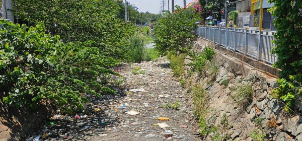 Ô nhiễm kênh 19 Tháng 5 ở TP.HCM: Rác thải bủa vây, nước đen bốc mùi thối