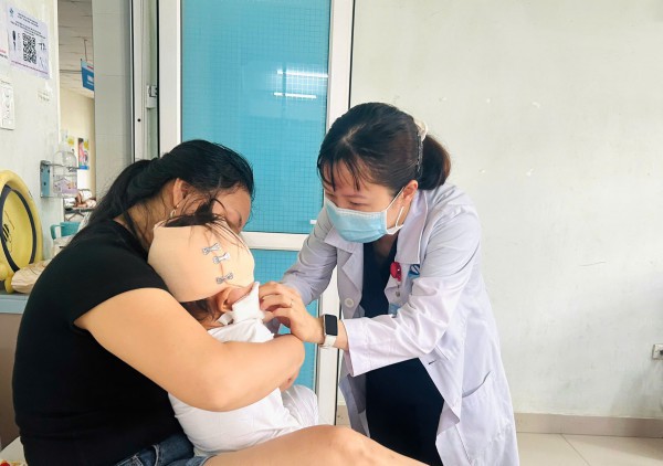 Bé trai 19 tháng tuổi bị chó cắn rách sâu vùng đầu, má
