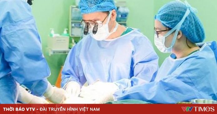 Bệnh nhi 7 tuổi tự đi lại sau 6 năm nhờ kỹ thuật ghép vạt màng xương có cuống mạch