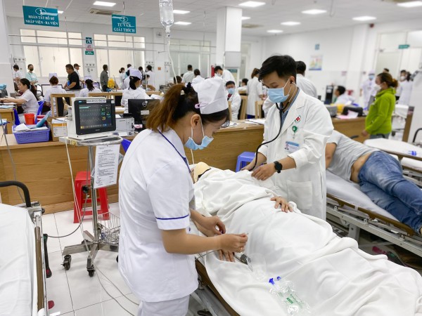 Bệnh viện Nhân dân 115 TP.HCM cấp cứu 2 người kiệt sức khi tham gia giải chạy Bệnh viện Nhân dân 115 TP.HCM cấp cứu 2 người kiệt sức khi tham gia giải chạy