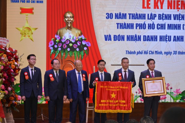 Bệnh viện Đại học Y Dược TP.HCM nhận danh hiệu Anh hùng Lao động