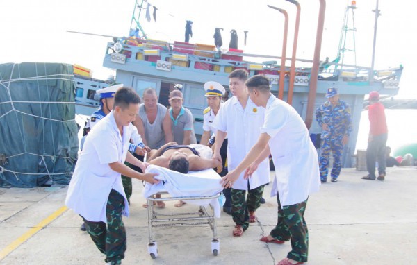 Bệnh xá đảo Trường Sa kịp thời cấp cứu ngư dân bị đứt lìa cẳng chân