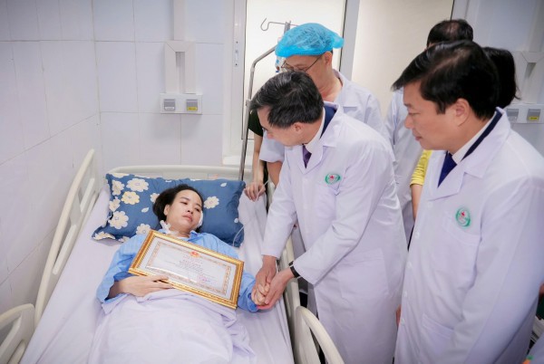 Bộ Y tế tặng bằng khen 4 điều dưỡng dũng cảm bảo vệ bệnh nhân Bộ Y tế tặng bằng khen 4 điều dưỡng dũng cảm bảo vệ bệnh nhân