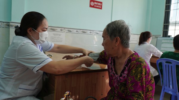 Cà Mau khám sức khỏe miễn phí, hướng đến phủ sổ sức khỏe điện tử toàn dân