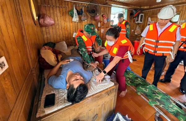 Cấp cứu khẩn cấp thuyền trưởng tàu hàng bị suy hô hấp giữa biển Cửa Việt