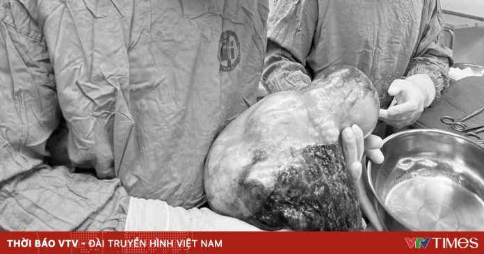 Em bé chào đời còn nguyên trong bọc ối tại Quảng Ninh