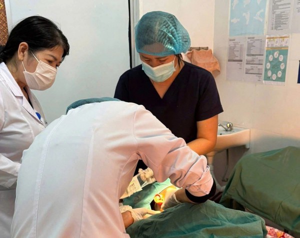 Móc câu mắc sâu vào cổ bệnh nhi 13 tuổi ở Quảng Trị