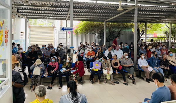 Người dân than phiền bệnh viện công thiếu bãi giữ xe, nhà vệ sinh hôi