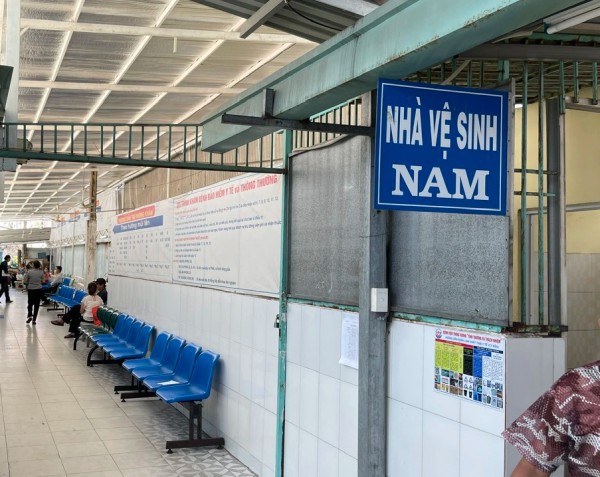 Người dân than phiền bệnh viện công thiếu bãi giữ xe, nhà vệ sinh hôi