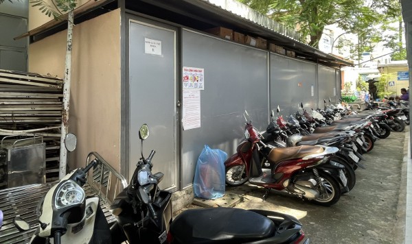 Người dân than phiền bệnh viện công thiếu bãi giữ xe, nhà vệ sinh hôi