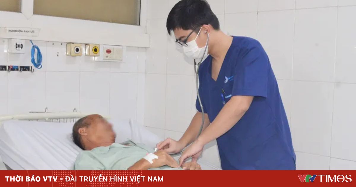 Nhập viện cấp cứu vì uống nhầm nước lau sàn