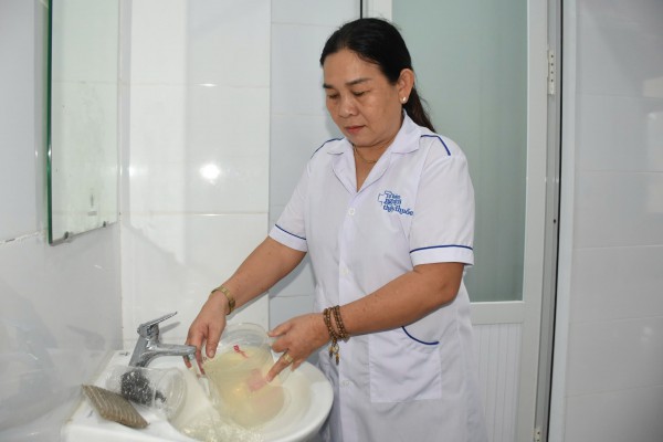 Quảng Ngãi: Trạm y tế thiếu nước sạch, phải mua nước đóng chai để rửa dụng cụ