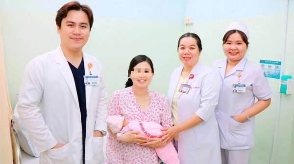 Sản phụ 35 tuần trải qua 4 lần mổ, vừa bắt con vừa bóc u xơ khủng