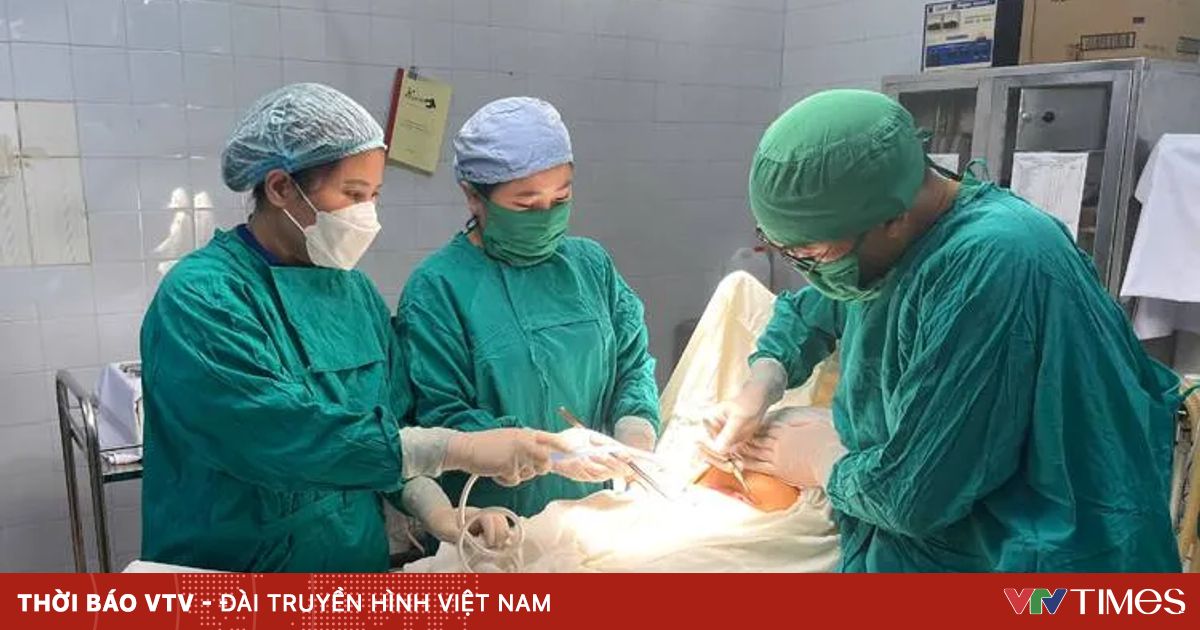 Sản phụ đi bộ, vượt 40km đường rừng đến bệnh viện sinh con